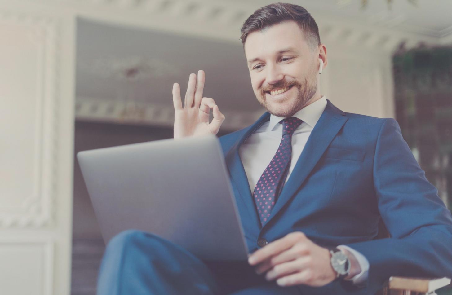 Espace de travail avec documents financiers et ordinateur portable